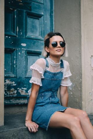 Ήρθε η ώρα να φορέσεις τη σαλοπέτα σου και να θυμίσεις μαθήτρια των 90s Ήρθε η ώρα να φορέσεις τη σαλοπέτα σου και να θυμίσεις μαθήτρια των 90s