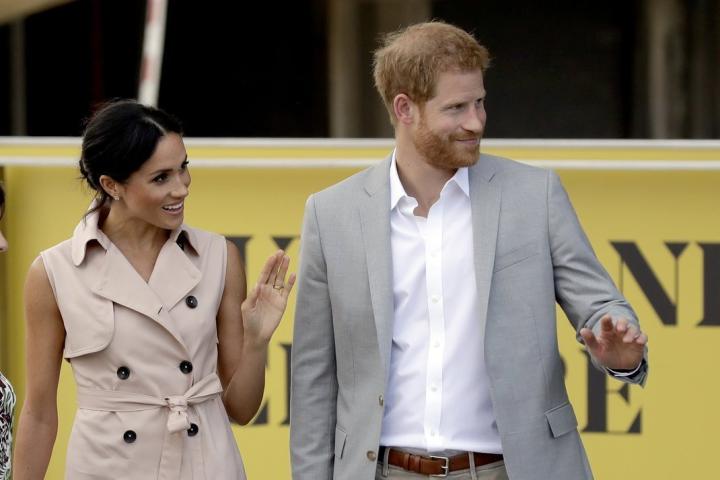 Η εμφάνιση της Meghan Markle με την αμάνικη καμπαρντίνα Η εμφάνιση της Meghan Markle με την αμάνικη καμπαρντίνα