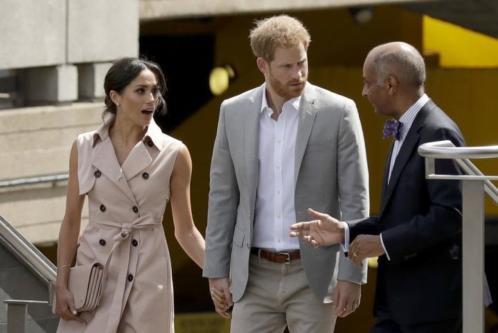 Η εμφάνιση της Meghan Markle με την αμάνικη καμπαρντίνα Η εμφάνιση της Meghan Markle με την αμάνικη καμπαρντίνα