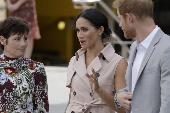 Η εμφάνιση της Meghan Markle με την αμάνικη καμπαρντίνα Η εμφάνιση της Meghan Markle με την αμάνικη καμπαρντίνα