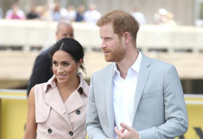 Η εμφάνιση της Meghan Markle με την αμάνικη καμπαρντίνα Η εμφάνιση της Meghan Markle με την αμάνικη καμπαρντίνα