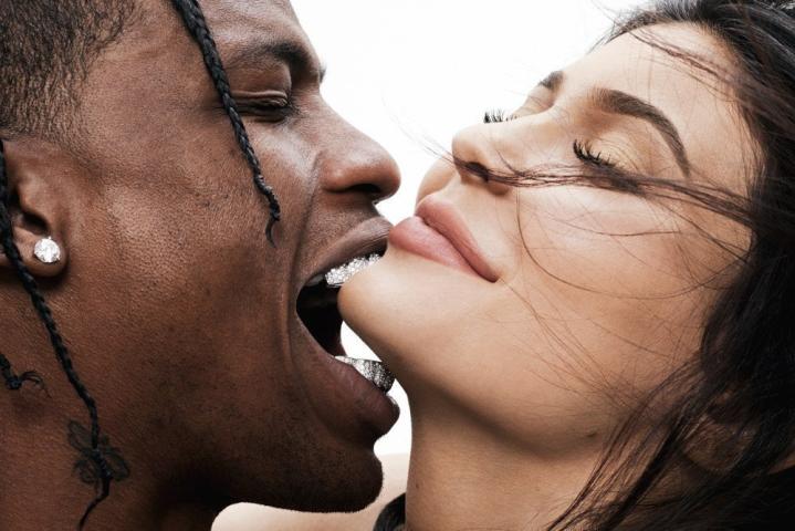 Το πρώτο εξώφυλλο της Kylie Jenner με τον Travis Scott – Ποιος φοβάται την κατάρα των Kardashians; Το πρώτο εξώφυλλο της Kylie Jenner με τον Travis Scott – Ποιος φοβάται την κατάρα των Kardashians;