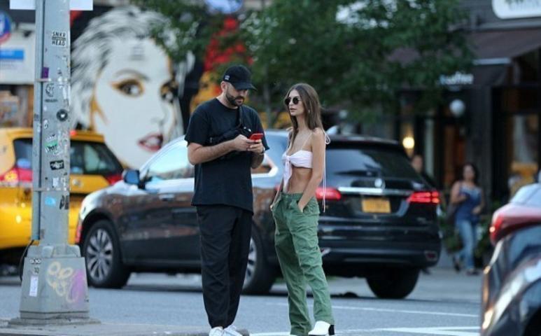 Η Emily Ratajkowski βολτάρει με μπούστο που ασφυκτιά Η Emily Ratajkowski βολτάρει με μπούστο που ασφυκτιά