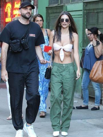 Η Emily Ratajkowski βολτάρει με μπούστο που ασφυκτιά Η Emily Ratajkowski βολτάρει με μπούστο που ασφυκτιά