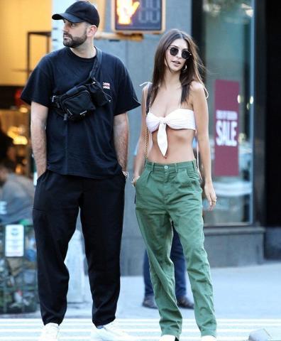 Η Emily Ratajkowski βολτάρει με μπούστο που ασφυκτιά Η Emily Ratajkowski βολτάρει με μπούστο που ασφυκτιά