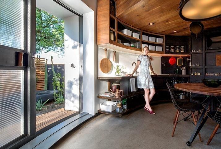 Ζευγάρι μετέτρεψε έναν μικρό μύλο σε ένα παλάτι 34 τ.μ Ζευγάρι μετέτρεψε έναν μικρό μύλο σε ένα παλάτι 34 τ.μ