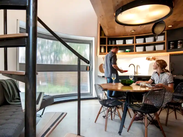 Ζευγάρι μετέτρεψε έναν μικρό μύλο σε ένα παλάτι 34 τ.μ Ζευγάρι μετέτρεψε έναν μικρό μύλο σε ένα παλάτι 34 τ.μ