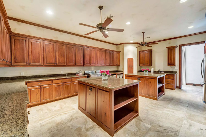 Η Selena Gomez έχει το ωραιότερο celebrity σπίτι και δεν καταλαβαίνουμε γιατί το πουλάει Η Selena Gomez έχει το ωραιότερο celebrity σπίτι και δεν καταλαβαίνουμε γιατί το πουλάει