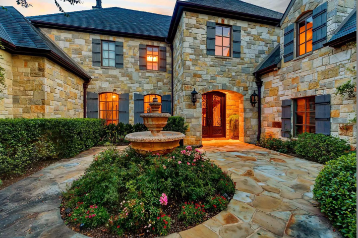 Η Selena Gomez έχει το ωραιότερο celebrity σπίτι και δεν καταλαβαίνουμε γιατί το πουλάει Η Selena Gomez έχει το ωραιότερο celebrity σπίτι και δεν καταλαβαίνουμε γιατί το πουλάει