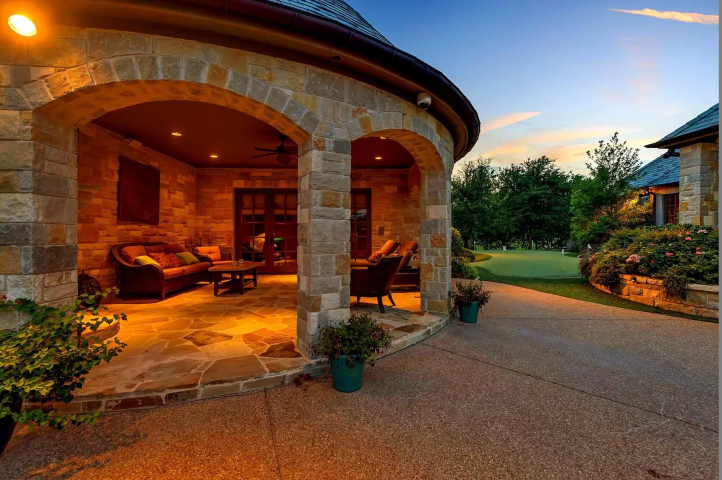 Η Selena Gomez έχει το ωραιότερο celebrity σπίτι και δεν καταλαβαίνουμε γιατί το πουλάει Η Selena Gomez έχει το ωραιότερο celebrity σπίτι και δεν καταλαβαίνουμε γιατί το πουλάει