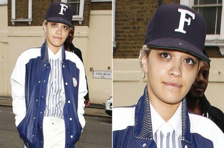 10 φορές που η εντυπωσιακή Rita Ora κυκλοφόρησε χωρίς μακιγιάζ 10 φορές που η εντυπωσιακή Rita Ora κυκλοφόρησε χωρίς μακιγιάζ