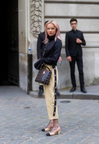 Fall trend: Οι κάλτσες γίνονται το επίκεντρο των fashionable εμφανίσεων Fall trend: Οι κάλτσες γίνονται το επίκεντρο των fashionable εμφανίσεων