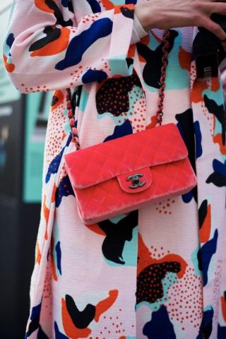 Velvet bag: Η τάση στις τσάντες που θα σε απασχολήσει αρκετά τη νέα σεζόν Velvet bag: Η τάση στις τσάντες που θα σε απασχολήσει αρκετά τη νέα σεζόν