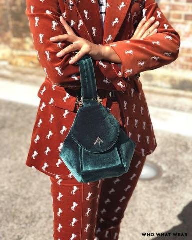 Velvet bag: Η τάση στις τσάντες που θα σε απασχολήσει αρκετά τη νέα σεζόν Velvet bag: Η τάση στις τσάντες που θα σε απασχολήσει αρκετά τη νέα σεζόν