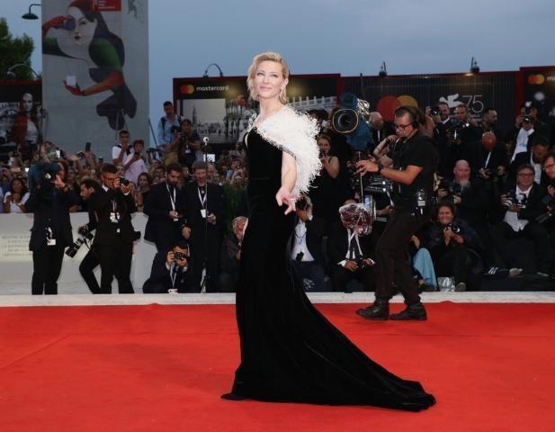 Βενετία 2018: Η Cate Blanchett με το πιο κομψό ντεκολτέ Βενετία 2018: Η Cate Blanchett με το πιο κομψό ντεκολτέ