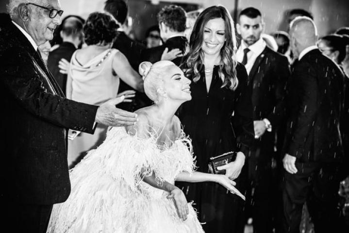 Βενετία 2018: Η εμφάνιση της Lady Gaga με Valentino Couture από πούπουλα Βενετία 2018: Η εμφάνιση της Lady Gaga με Valentino Couture από πούπουλα