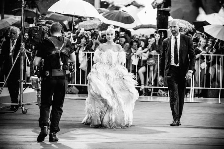 Βενετία 2018: Η εμφάνιση της Lady Gaga με Valentino Couture από πούπουλα Βενετία 2018: Η εμφάνιση της Lady Gaga με Valentino Couture από πούπουλα