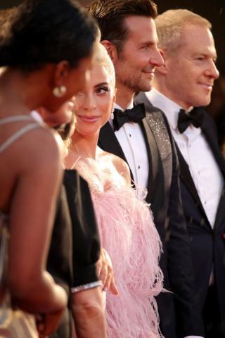 Βενετία 2018: Η εμφάνιση της Lady Gaga με Valentino Couture από πούπουλα Βενετία 2018: Η εμφάνιση της Lady Gaga με Valentino Couture από πούπουλα