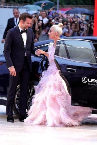 Βενετία 2018: Η εμφάνιση της Lady Gaga με Valentino Couture από πούπουλα Βενετία 2018: Η εμφάνιση της Lady Gaga με Valentino Couture από πούπουλα