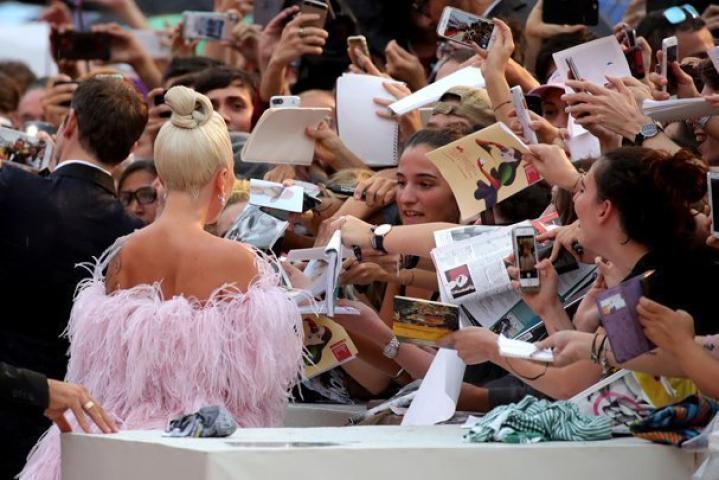 Βενετία 2018: Η εμφάνιση της Lady Gaga με Valentino Couture από πούπουλα Βενετία 2018: Η εμφάνιση της Lady Gaga με Valentino Couture από πούπουλα
