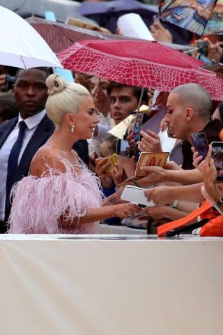Βενετία 2018: Η εμφάνιση της Lady Gaga με Valentino Couture από πούπουλα Βενετία 2018: Η εμφάνιση της Lady Gaga με Valentino Couture από πούπουλα