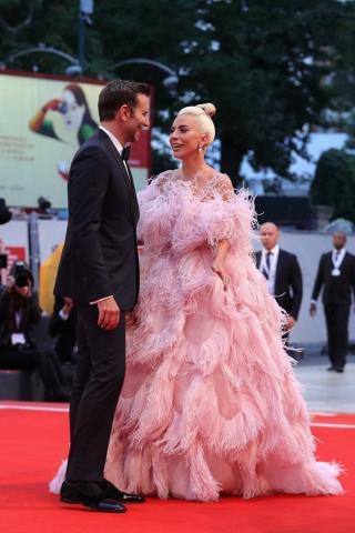 Βενετία 2018: Η εμφάνιση της Lady Gaga με Valentino Couture από πούπουλα Βενετία 2018: Η εμφάνιση της Lady Gaga με Valentino Couture από πούπουλα