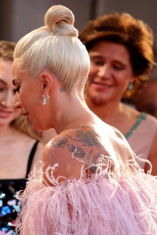 Βενετία 2018: Η εμφάνιση της Lady Gaga με Valentino Couture από πούπουλα Βενετία 2018: Η εμφάνιση της Lady Gaga με Valentino Couture από πούπουλα