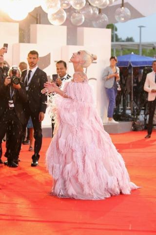 Βενετία 2018: Η εμφάνιση της Lady Gaga με Valentino Couture από πούπουλα Βενετία 2018: Η εμφάνιση της Lady Gaga με Valentino Couture από πούπουλα
