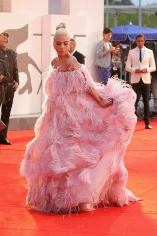 Βενετία 2018: Η εμφάνιση της Lady Gaga με Valentino Couture από πούπουλα Βενετία 2018: Η εμφάνιση της Lady Gaga με Valentino Couture από πούπουλα