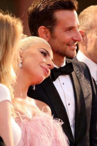 Βενετία 2018: Η εμφάνιση της Lady Gaga με Valentino Couture από πούπουλα Βενετία 2018: Η εμφάνιση της Lady Gaga με Valentino Couture από πούπουλα