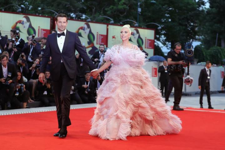 Βενετία 2018: Η εμφάνιση της Lady Gaga με Valentino Couture από πούπουλα Βενετία 2018: Η εμφάνιση της Lady Gaga με Valentino Couture από πούπουλα