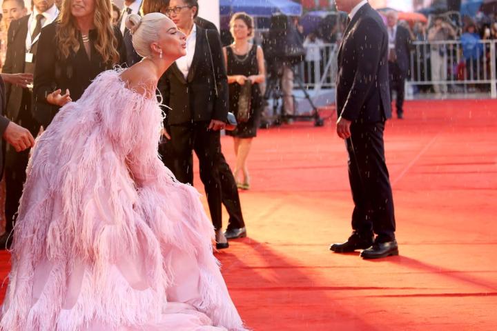 Βενετία 2018: Η εμφάνιση της Lady Gaga με Valentino Couture από πούπουλα Βενετία 2018: Η εμφάνιση της Lady Gaga με Valentino Couture από πούπουλα