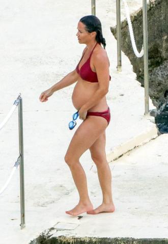 Η Pippa Middleton απολαμβάνει τις βουτιές της (pics) Η Pippa Middleton απολαμβάνει τις βουτιές της (pics)