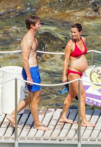 Η Pippa Middleton απολαμβάνει τις βουτιές της (pics) Η Pippa Middleton απολαμβάνει τις βουτιές της (pics)