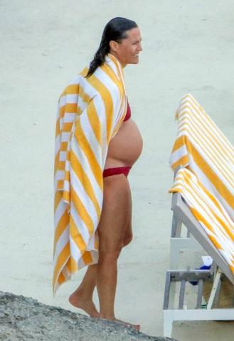 Η Pippa Middleton απολαμβάνει τις βουτιές της (pics) Η Pippa Middleton απολαμβάνει τις βουτιές της (pics)