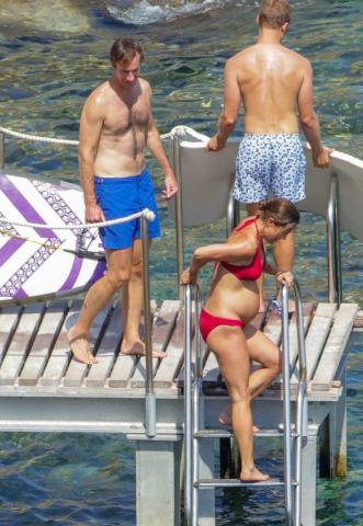 Η Pippa Middleton απολαμβάνει τις βουτιές της (pics) Η Pippa Middleton απολαμβάνει τις βουτιές της (pics)