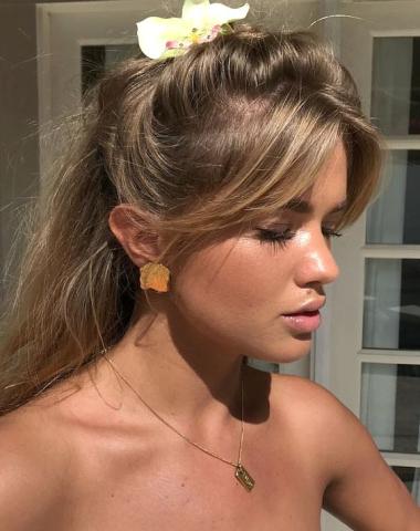 Curtain bangs: Δώσε μία πιο θηλυκή εκδοχή στις αφέλειες φέτος Curtain bangs: Δώσε μία πιο θηλυκή εκδοχή στις αφέλειες φέτος