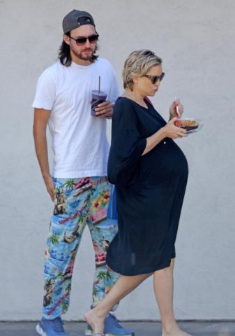 Kate Hudson: Η χαλαρή της βόλτα για street food λίγο πριν γεννήσει Kate Hudson: Η χαλαρή της βόλτα για street food λίγο πριν γεννήσει