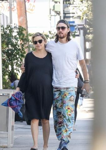 Kate Hudson: Η χαλαρή της βόλτα για street food λίγο πριν γεννήσει Kate Hudson: Η χαλαρή της βόλτα για street food λίγο πριν γεννήσει