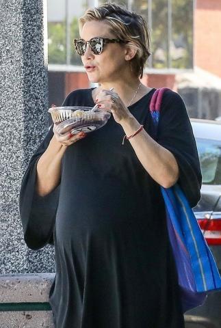 Kate Hudson: Η χαλαρή της βόλτα για street food λίγο πριν γεννήσει Kate Hudson: Η χαλαρή της βόλτα για street food λίγο πριν γεννήσει