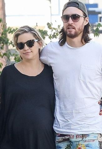 Kate Hudson: Η χαλαρή της βόλτα για street food λίγο πριν γεννήσει Kate Hudson: Η χαλαρή της βόλτα για street food λίγο πριν γεννήσει