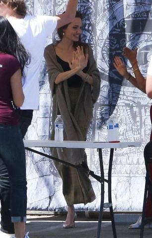 Η Angelina Jolie έκανε μια εμφάνιση έκπληξη σε φεστιβάλ στην Καλιφόρνια Η Angelina Jolie έκανε μια εμφάνιση έκπληξη σε φεστιβάλ στην Καλιφόρνια