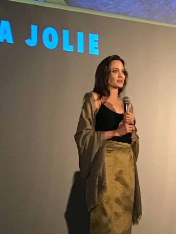 Η Angelina Jolie έκανε μια εμφάνιση έκπληξη σε φεστιβάλ στην Καλιφόρνια Η Angelina Jolie έκανε μια εμφάνιση έκπληξη σε φεστιβάλ στην Καλιφόρνια