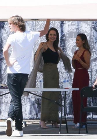 Η Angelina Jolie έκανε μια εμφάνιση έκπληξη σε φεστιβάλ στην Καλιφόρνια Η Angelina Jolie έκανε μια εμφάνιση έκπληξη σε φεστιβάλ στην Καλιφόρνια