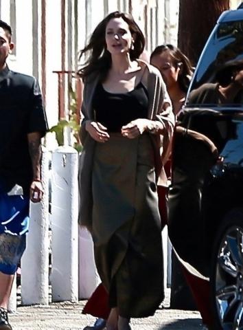 Η Angelina Jolie έκανε μια εμφάνιση έκπληξη σε φεστιβάλ στην Καλιφόρνια Η Angelina Jolie έκανε μια εμφάνιση έκπληξη σε φεστιβάλ στην Καλιφόρνια