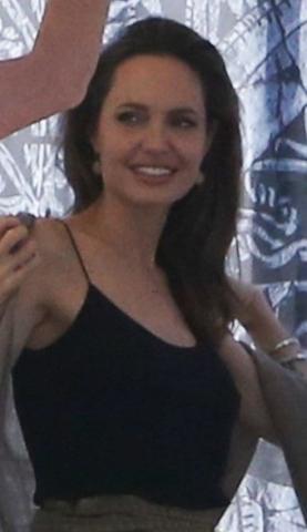 Η Angelina Jolie έκανε μια εμφάνιση έκπληξη σε φεστιβάλ στην Καλιφόρνια Η Angelina Jolie έκανε μια εμφάνιση έκπληξη σε φεστιβάλ στην Καλιφόρνια