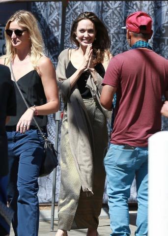 Η Angelina Jolie έκανε μια εμφάνιση έκπληξη σε φεστιβάλ στην Καλιφόρνια Η Angelina Jolie έκανε μια εμφάνιση έκπληξη σε φεστιβάλ στην Καλιφόρνια