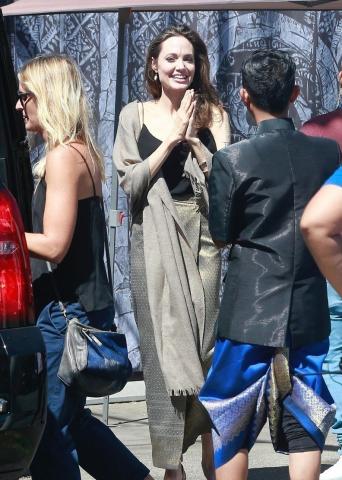 Η Angelina Jolie έκανε μια εμφάνιση έκπληξη σε φεστιβάλ στην Καλιφόρνια Η Angelina Jolie έκανε μια εμφάνιση έκπληξη σε φεστιβάλ στην Καλιφόρνια