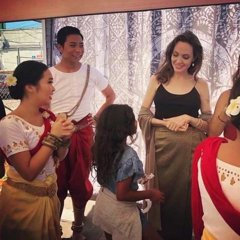 Η Angelina Jolie έκανε μια εμφάνιση έκπληξη σε φεστιβάλ στην Καλιφόρνια Η Angelina Jolie έκανε μια εμφάνιση έκπληξη σε φεστιβάλ στην Καλιφόρνια