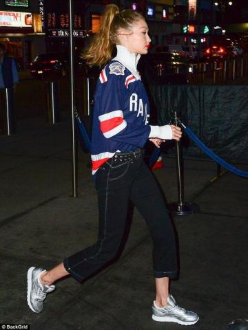 Black jeans: Stylish outfits για να φορέσεις το μαύρο τζιν παντελόνι Black jeans: Stylish outfits για να φορέσεις το μαύρο τζιν παντελόνι